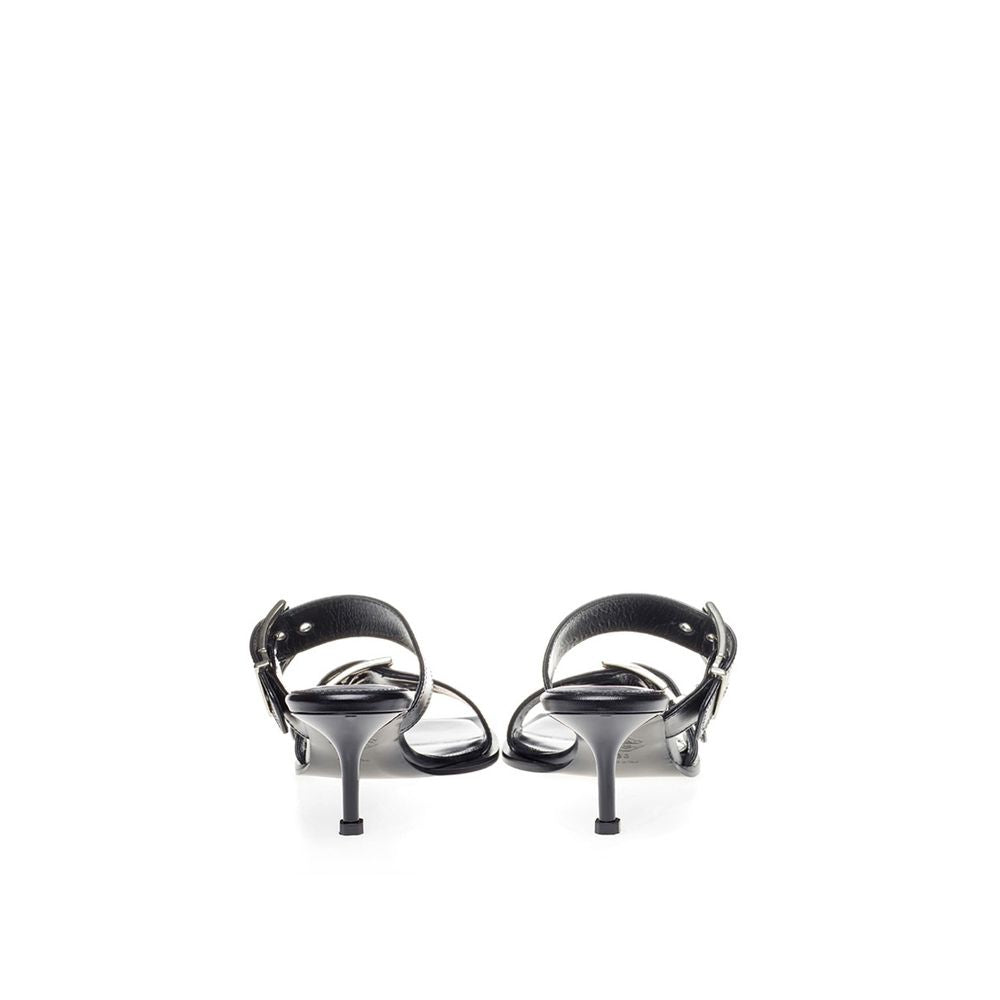 Alexander McQueen Îți ridică pașii cu sandalele atemporale din piele neagră