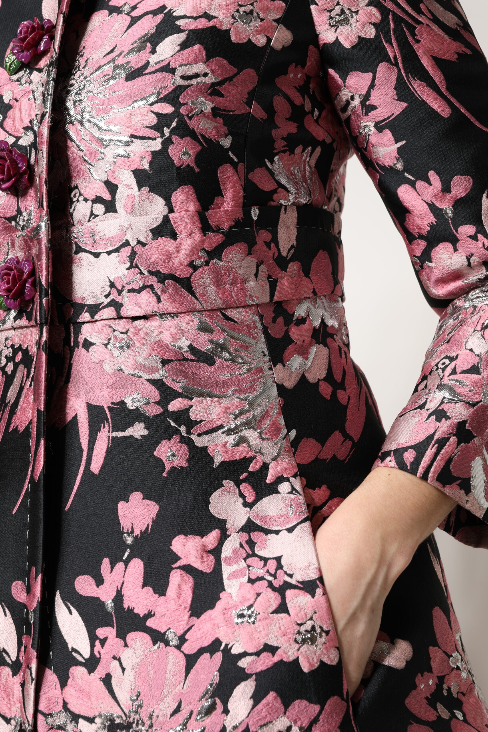 Dolce &amp; Gabbana – Trenchcoatjacke aus Brokat mit Blumenmuster in Rosa und Schwarz