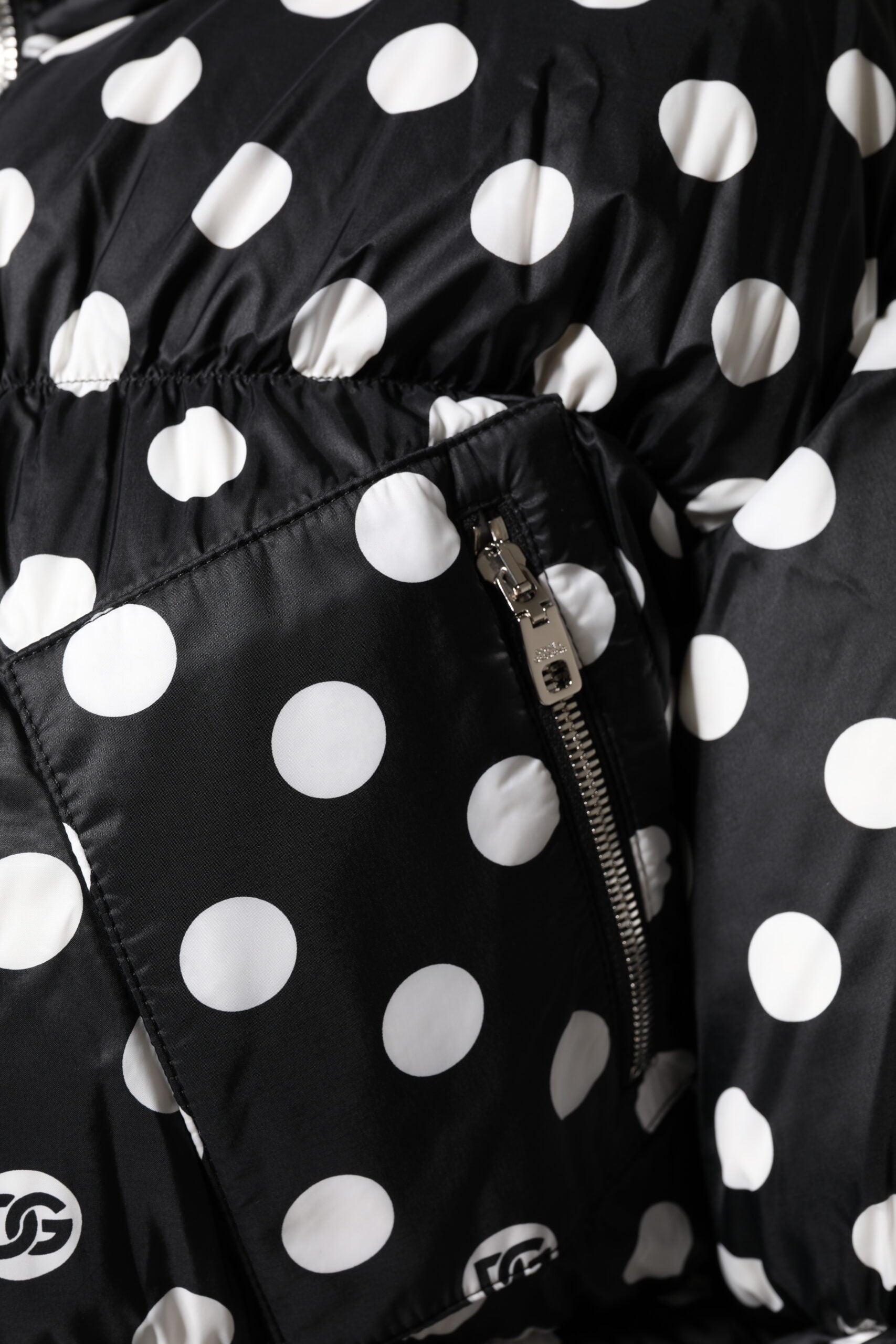 Dolce &amp; Gabbana – Pufferjacke mit durchgehendem Reißverschluss und schwarzen und weißen Punkten