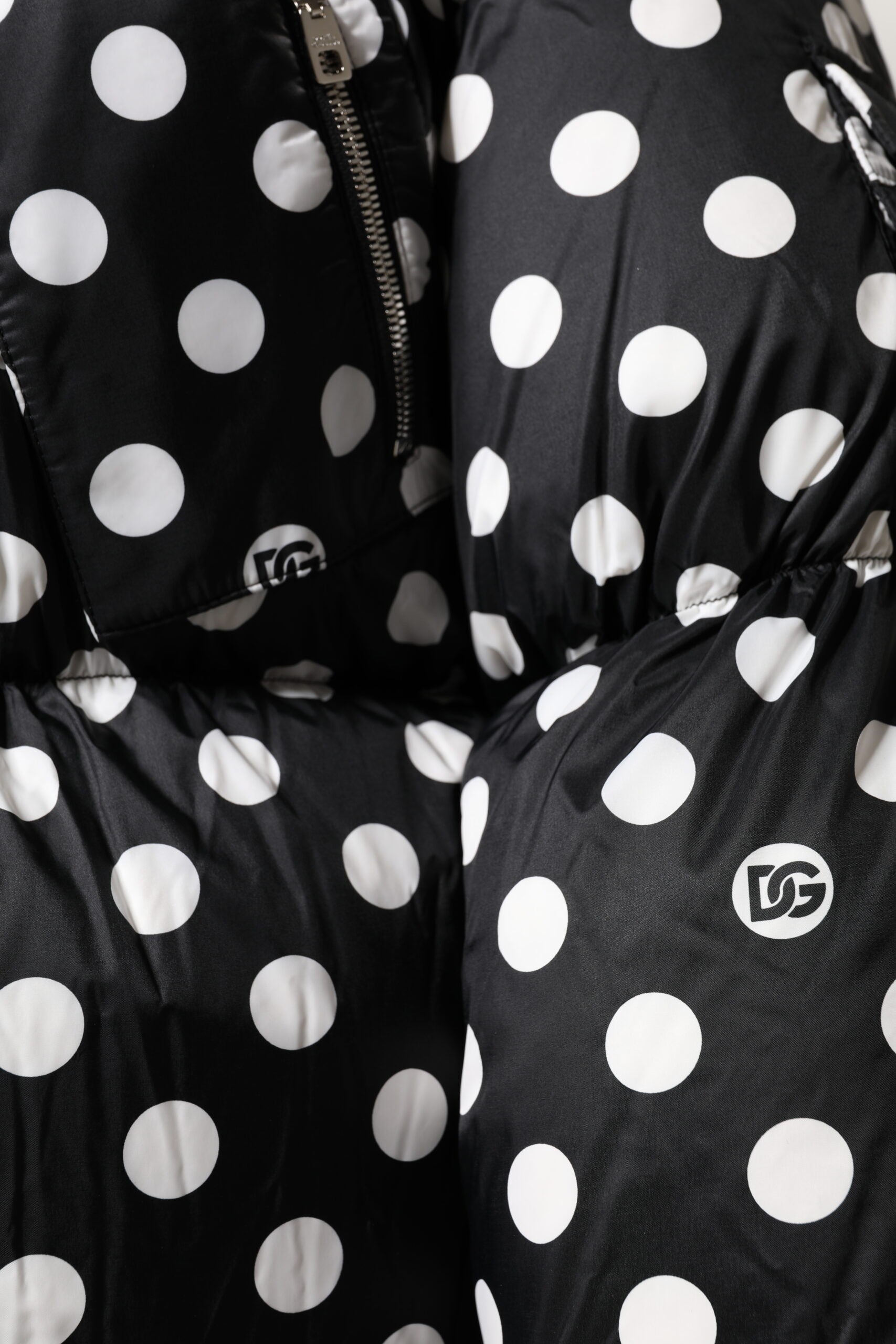 Dolce &amp; Gabbana – Pufferjacke mit durchgehendem Reißverschluss und schwarzen und weißen Punkten