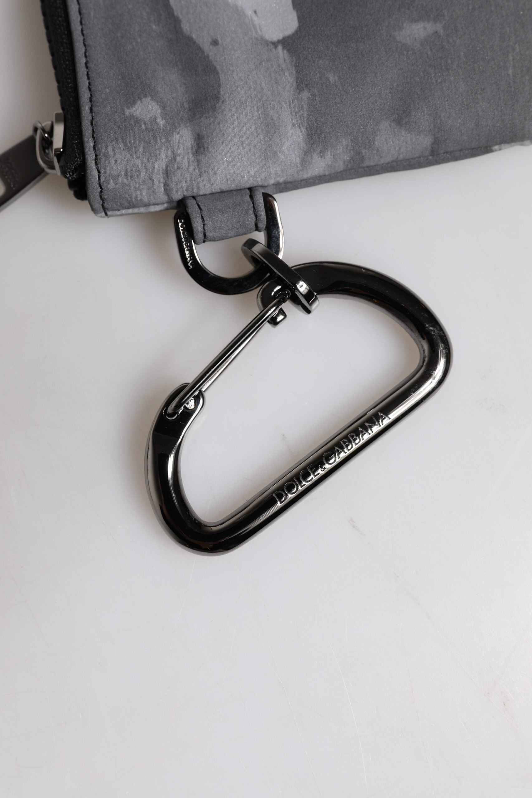 Dolce &amp; Gabbana – Schwarz-graue Camouflage-Tasche mit Logo-Plakette und Schlüsselanhänger