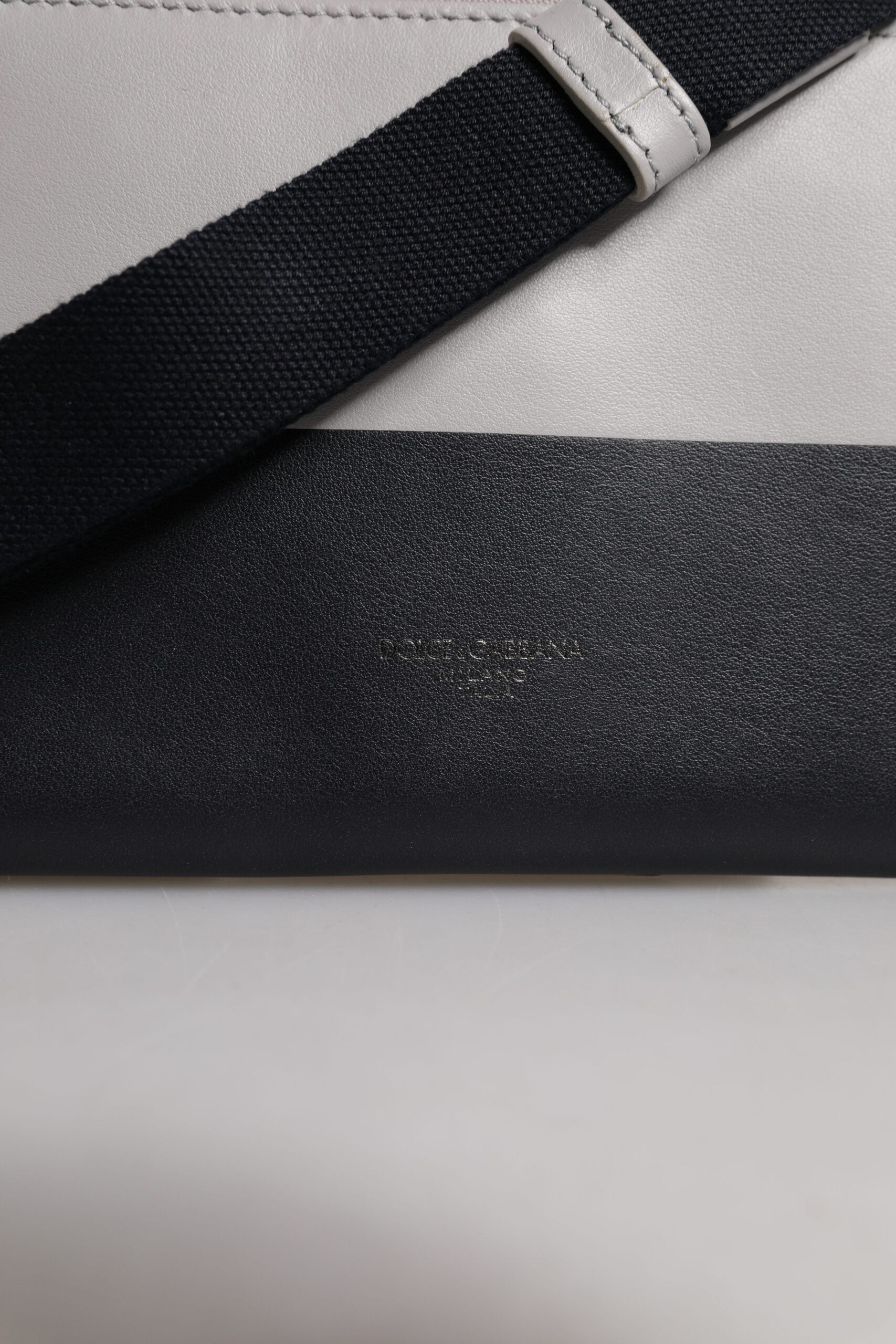 Dolce &amp; Gabbana Geantă crossbody din piele neagră și albă cu logo în relief