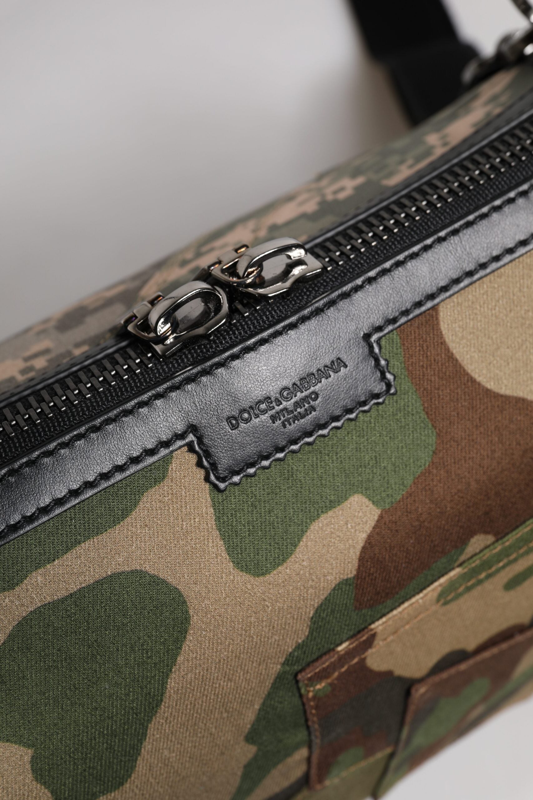 Dolce &amp; Gabbana Geantă crossbody multicoloră cu model camuflaj patchwork