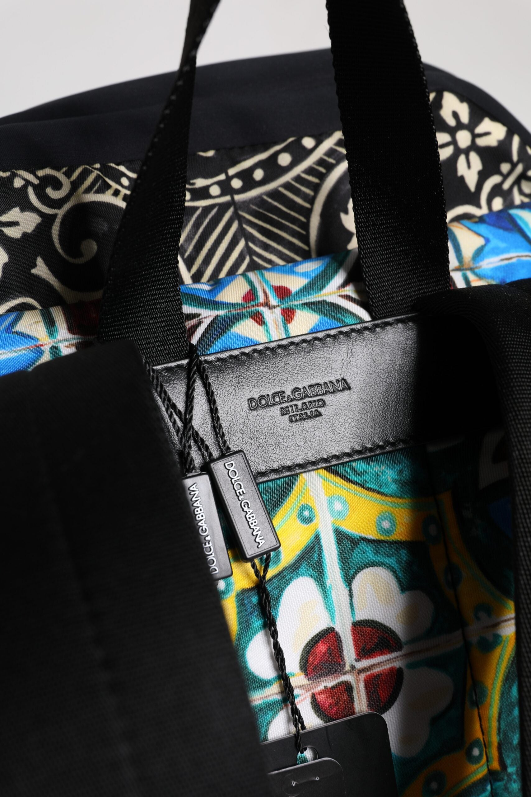 Dolce &amp; Gabbana – Rucksack aus Nylon mit mehrfarbigem Maiolika-Print