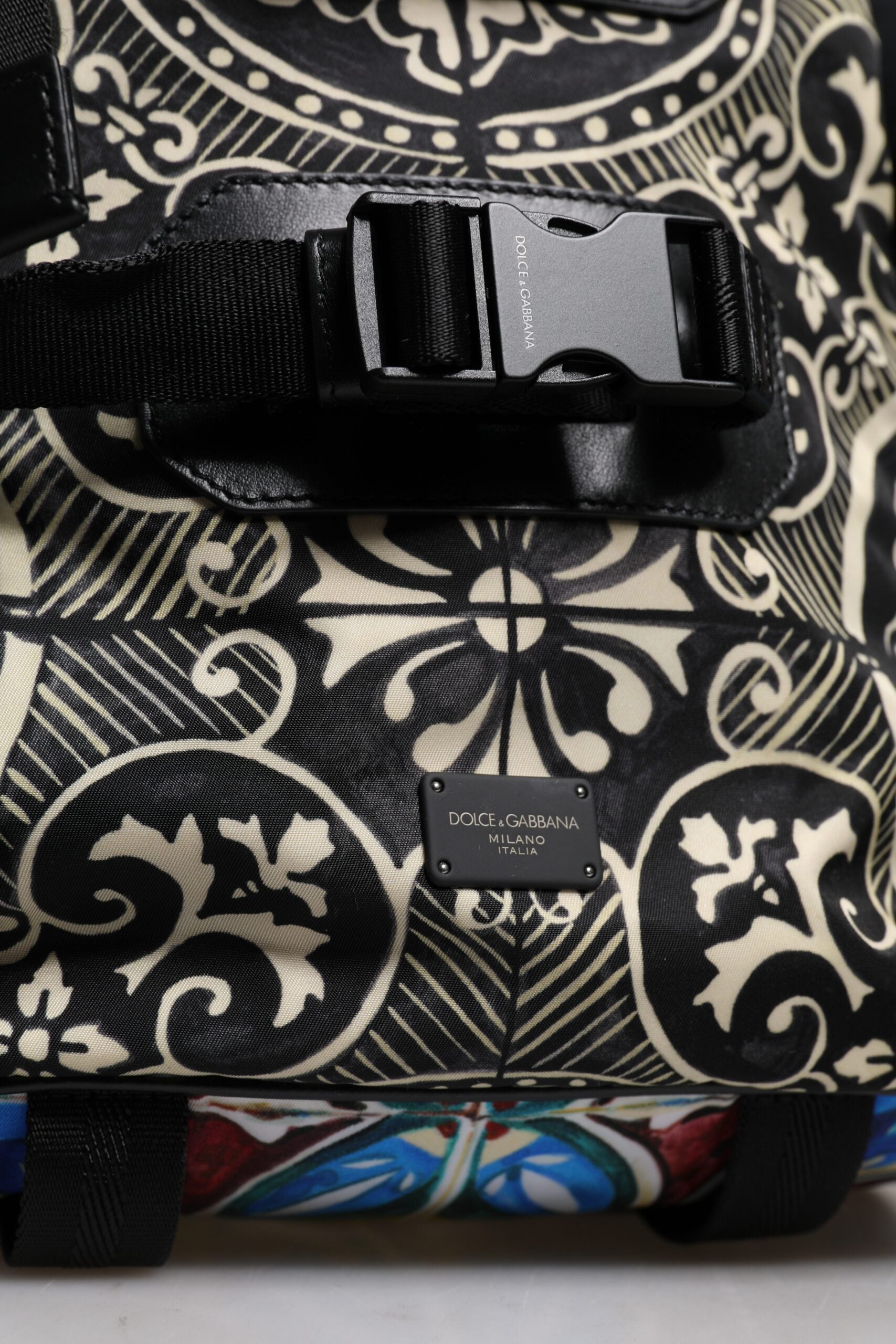 Dolce &amp; Gabbana – Rucksack aus Nylon mit mehrfarbigem Maiolika-Print