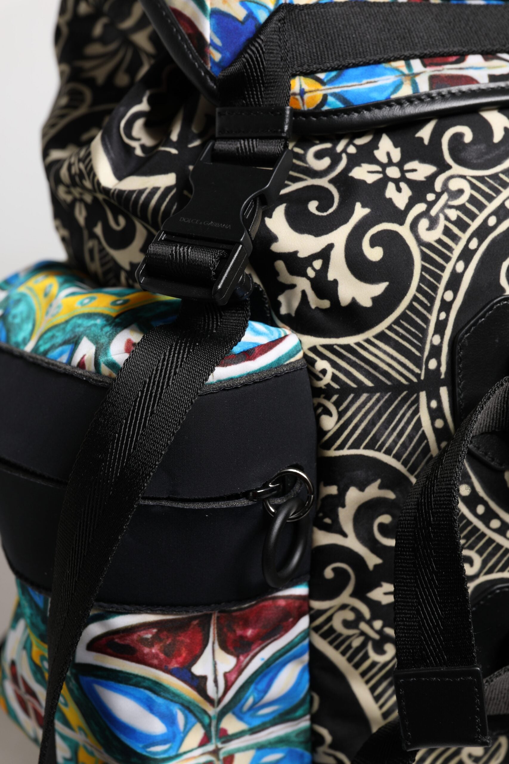 Dolce &amp; Gabbana – Rucksack aus Nylon mit mehrfarbigem Maiolika-Print
