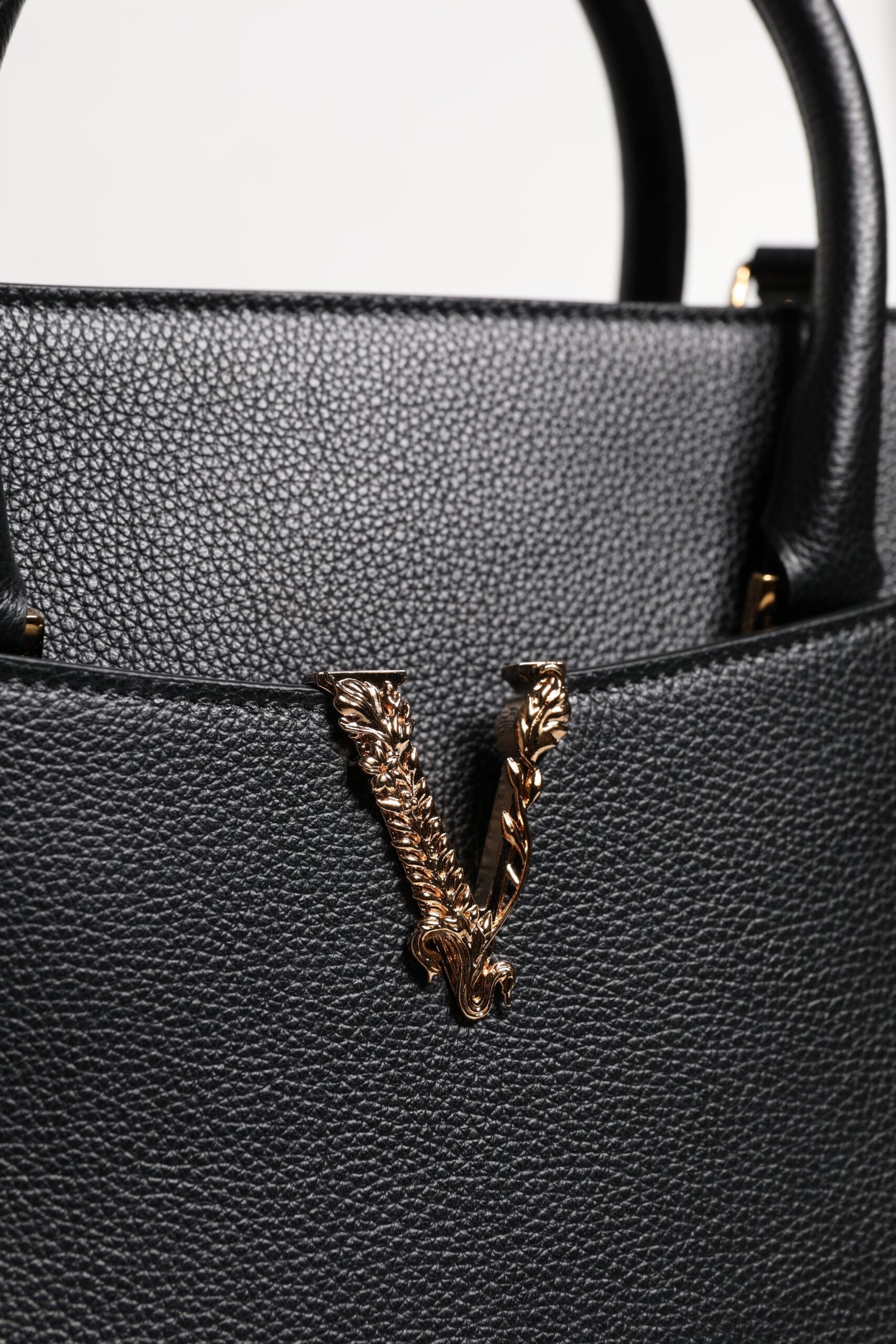 Geantă crossbody de umăr Versace din piele neagră, cu mâner superior