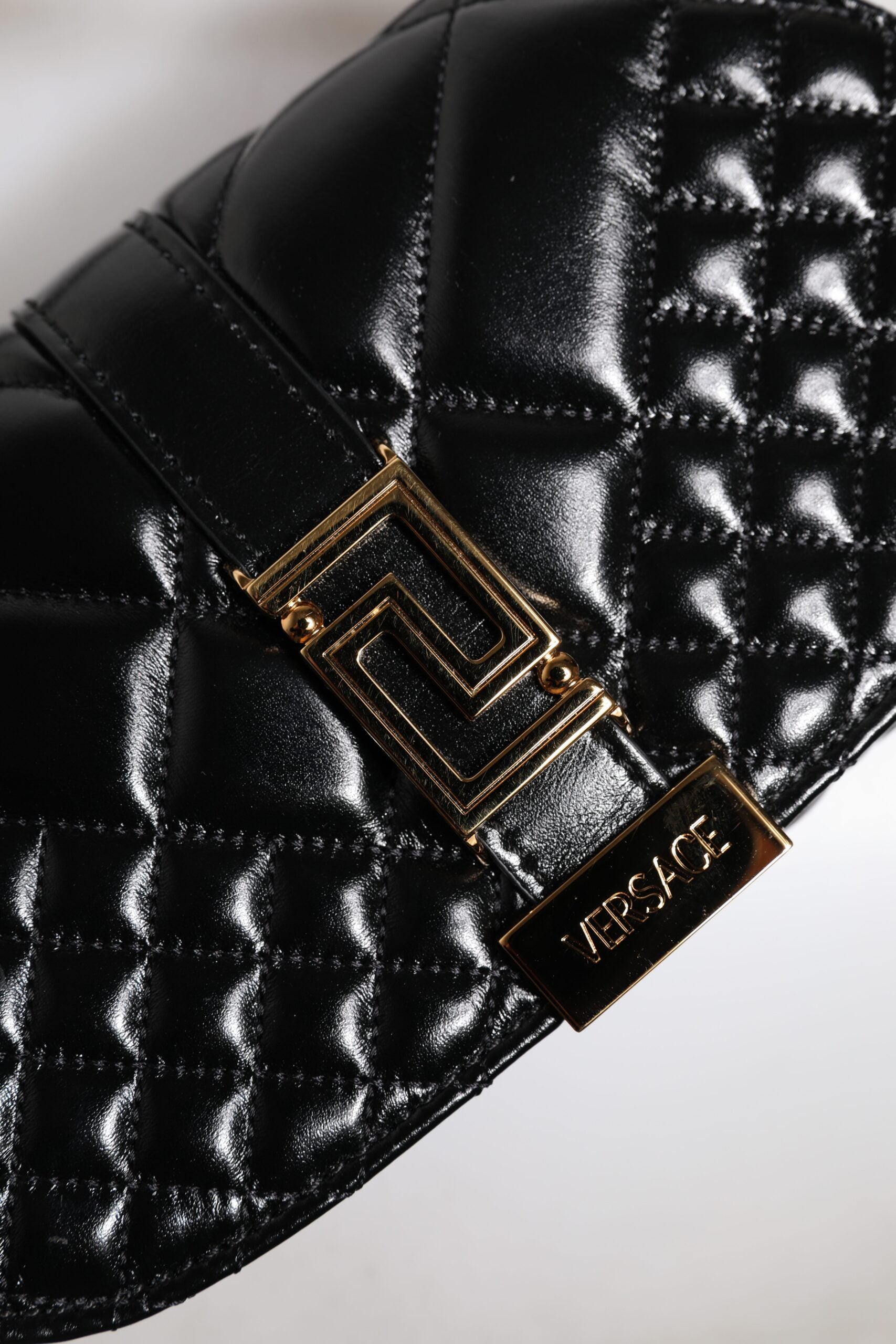 Geantă de umăr Versace neagră din piele de vițel matlasată cu curea