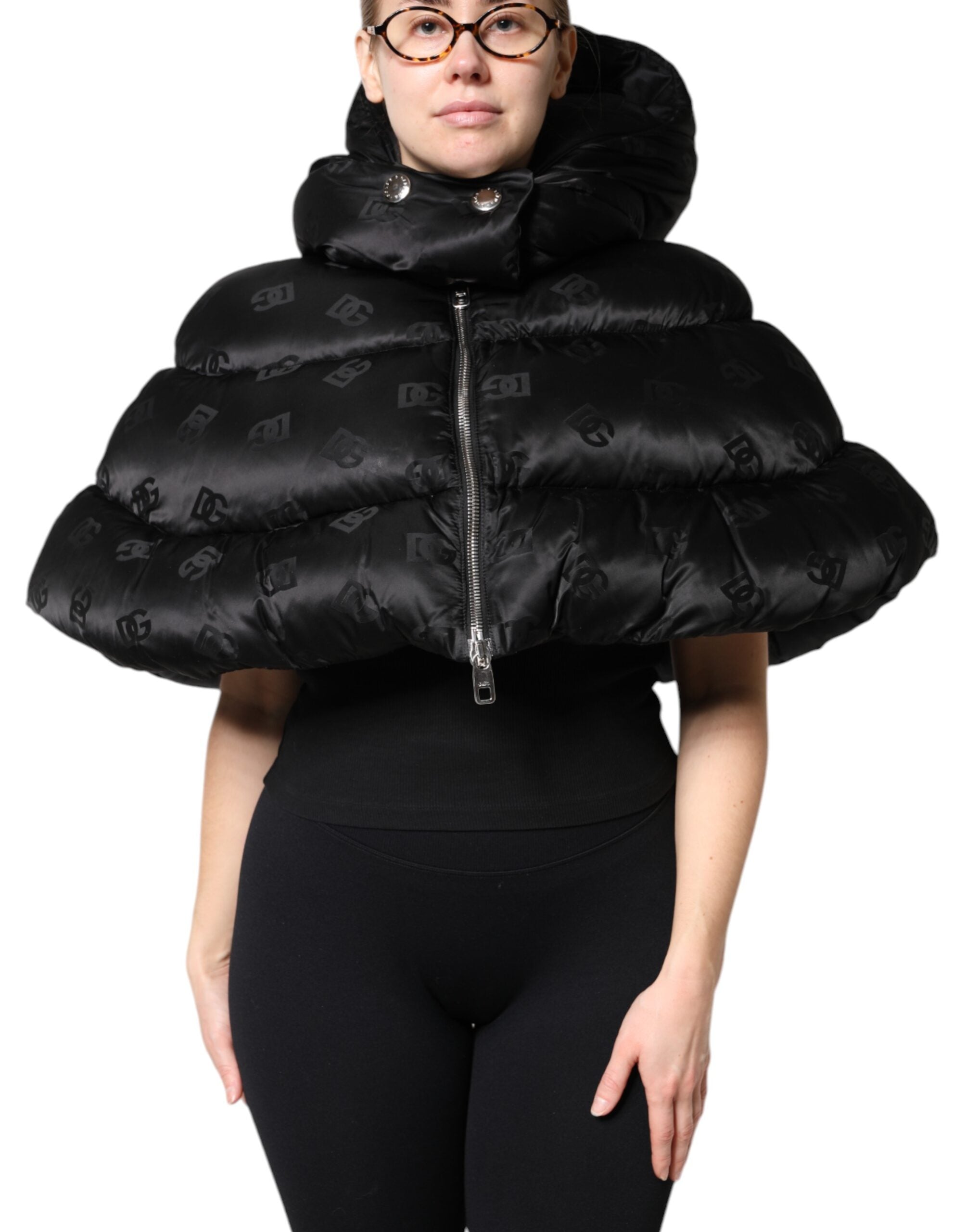 Dolce &amp; Gabbana – Kurze, wattierte Pufferjacke mit Kapuze und durchgehendem Reißverschluss in Schwarz