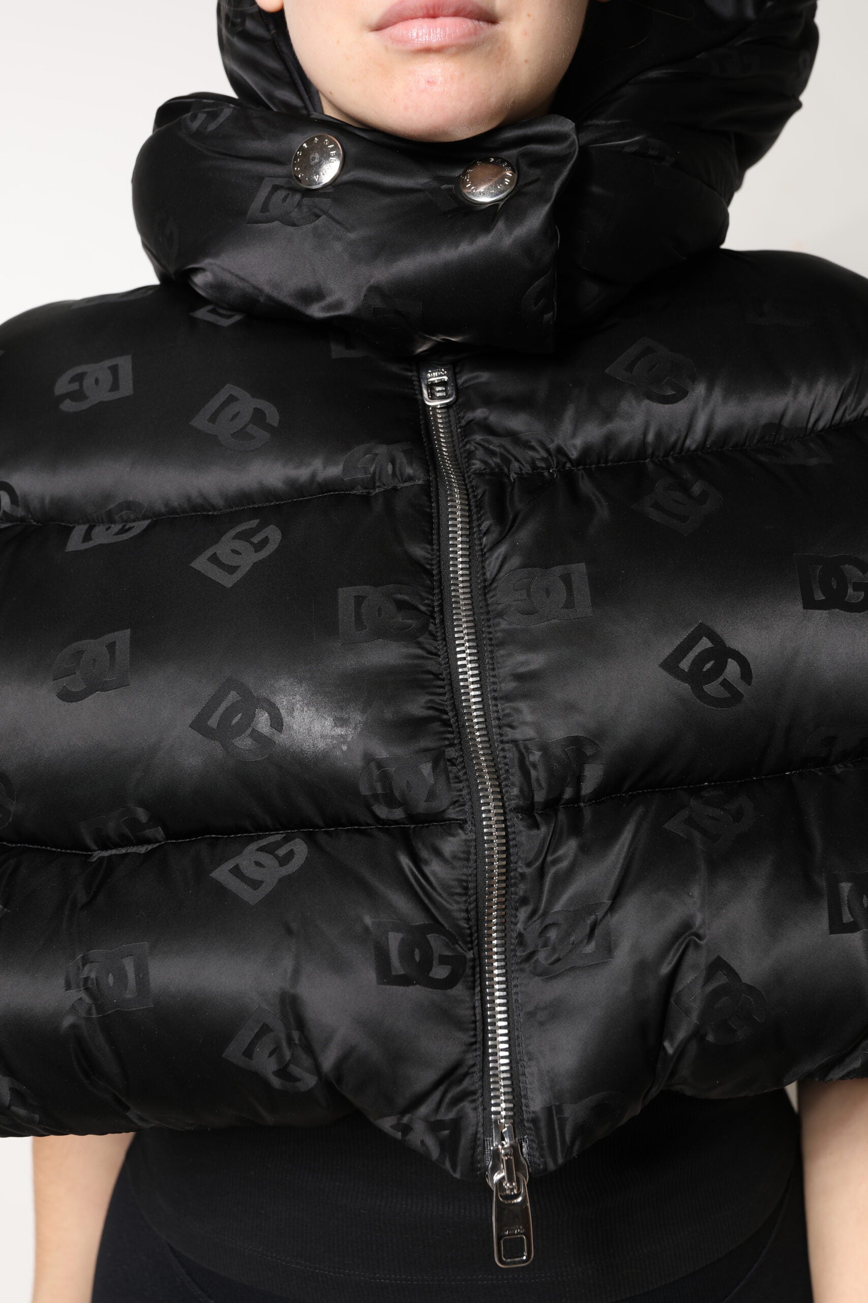 Dolce &amp; Gabbana – Kurze, wattierte Pufferjacke mit Kapuze und durchgehendem Reißverschluss in Schwarz