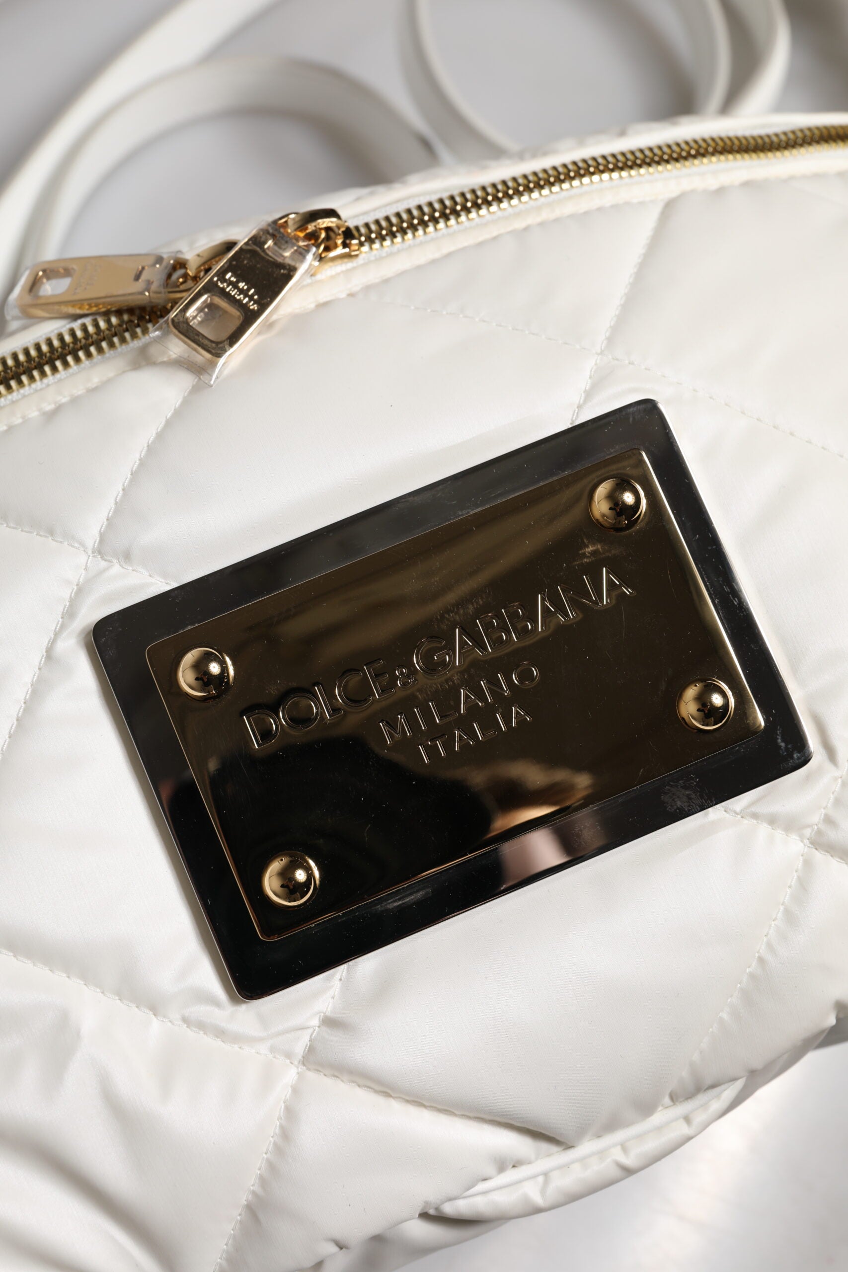 Borsetă Dolce &amp; Gabbana albă cu siglă matlasată și centură cu placă și logo