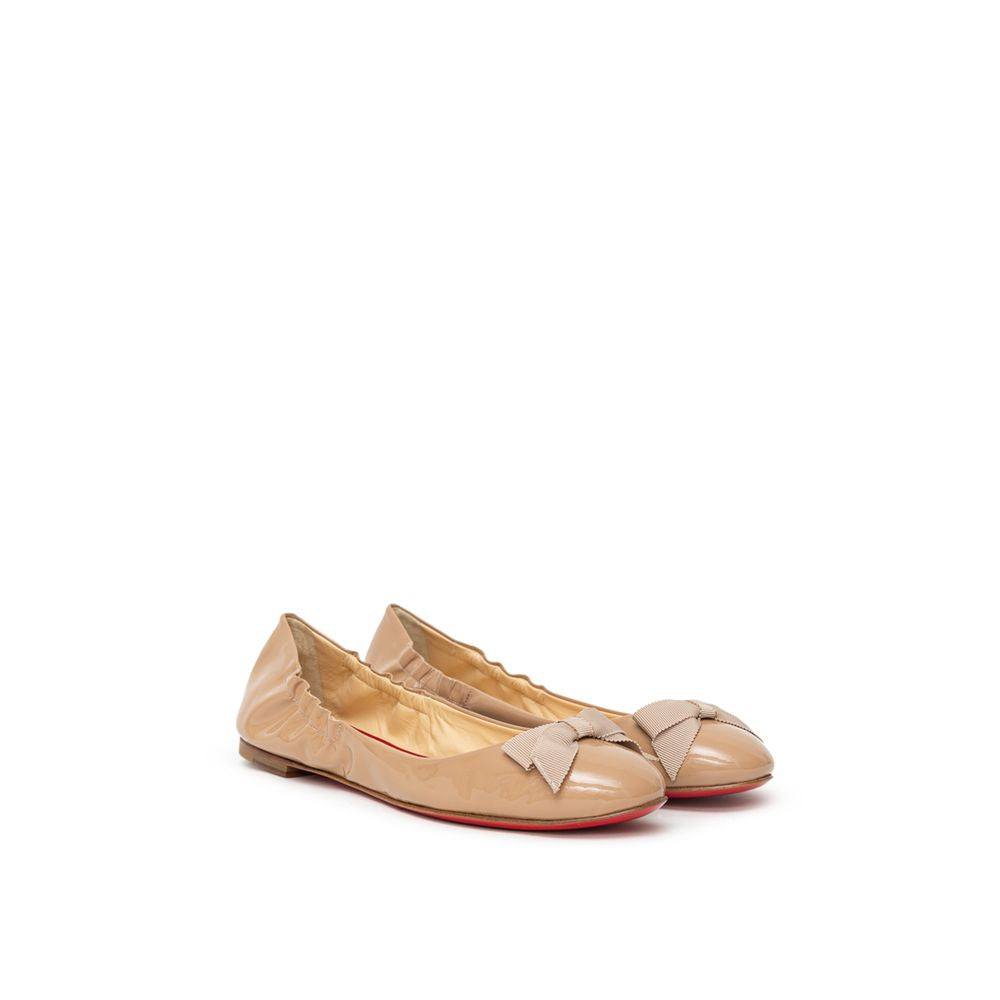 Christian Louboutin – Flacher Schuh aus beigefarbenem Lackleder