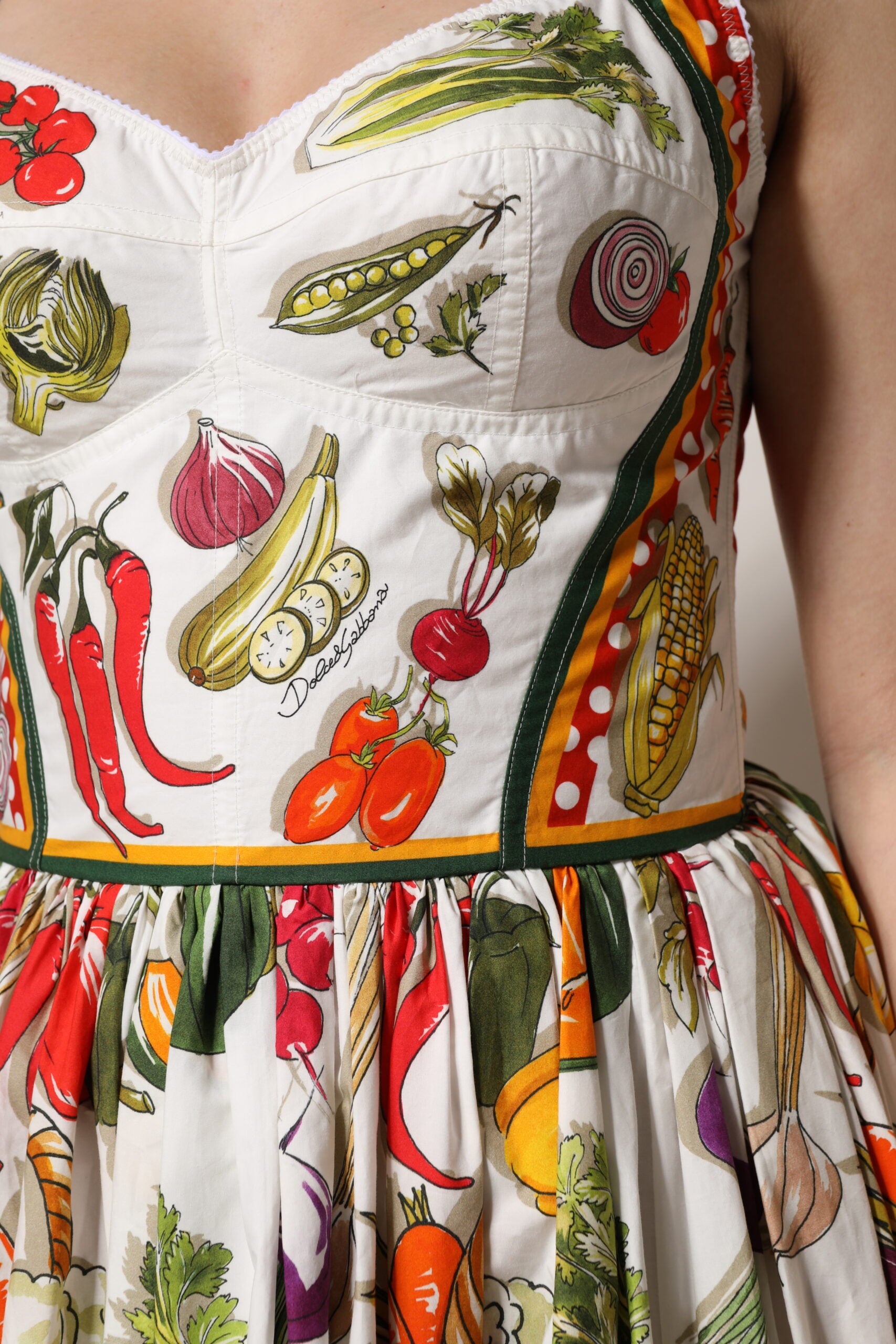 Rochie midi fără mâneci, în formă de A, cu imprimeu de legume albe Dolce &amp; Gabbana