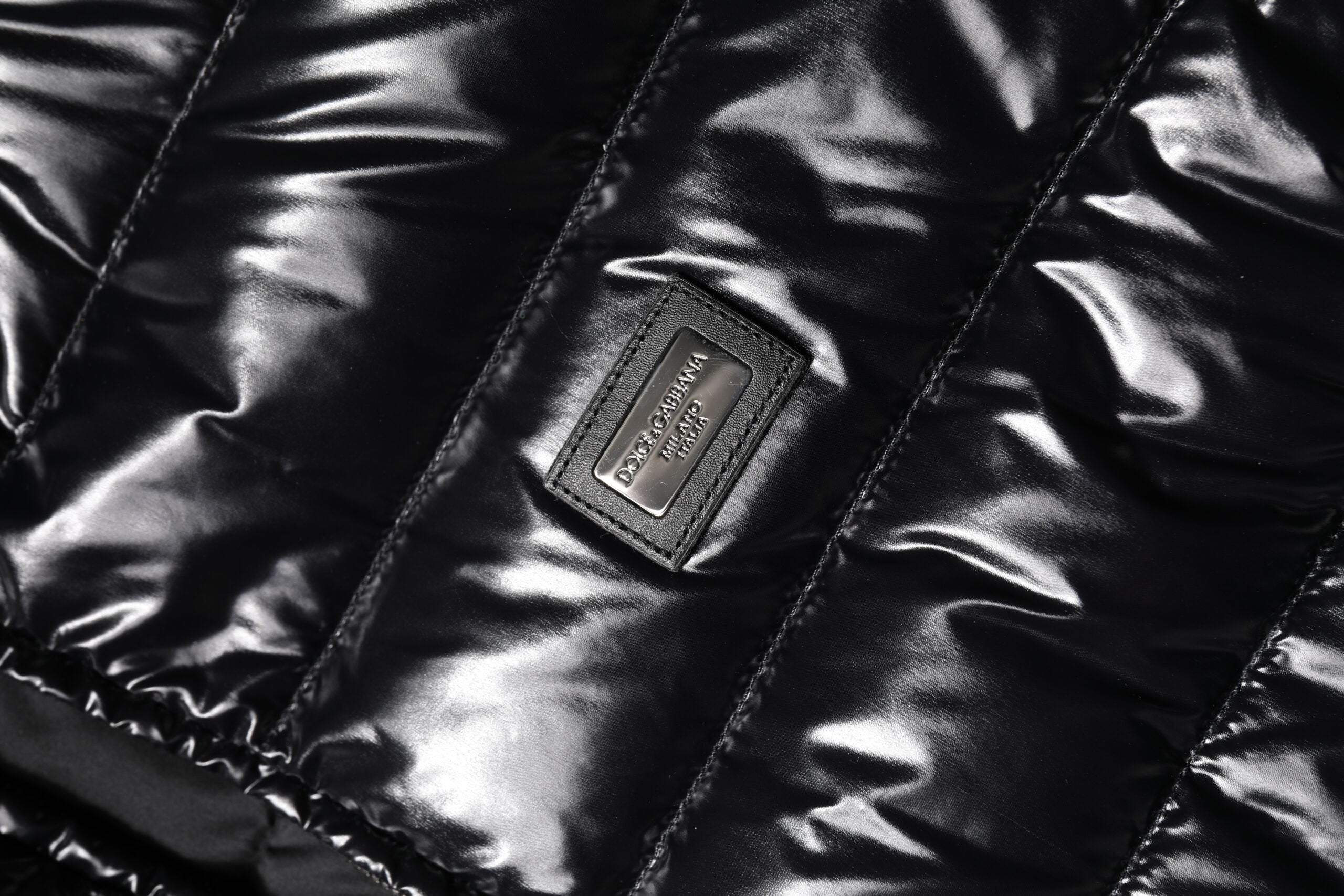 Dolce &amp; Gabbana – Pufferjacke mit durchgehendem Reißverschluss und schwarzem Logo-Schild
