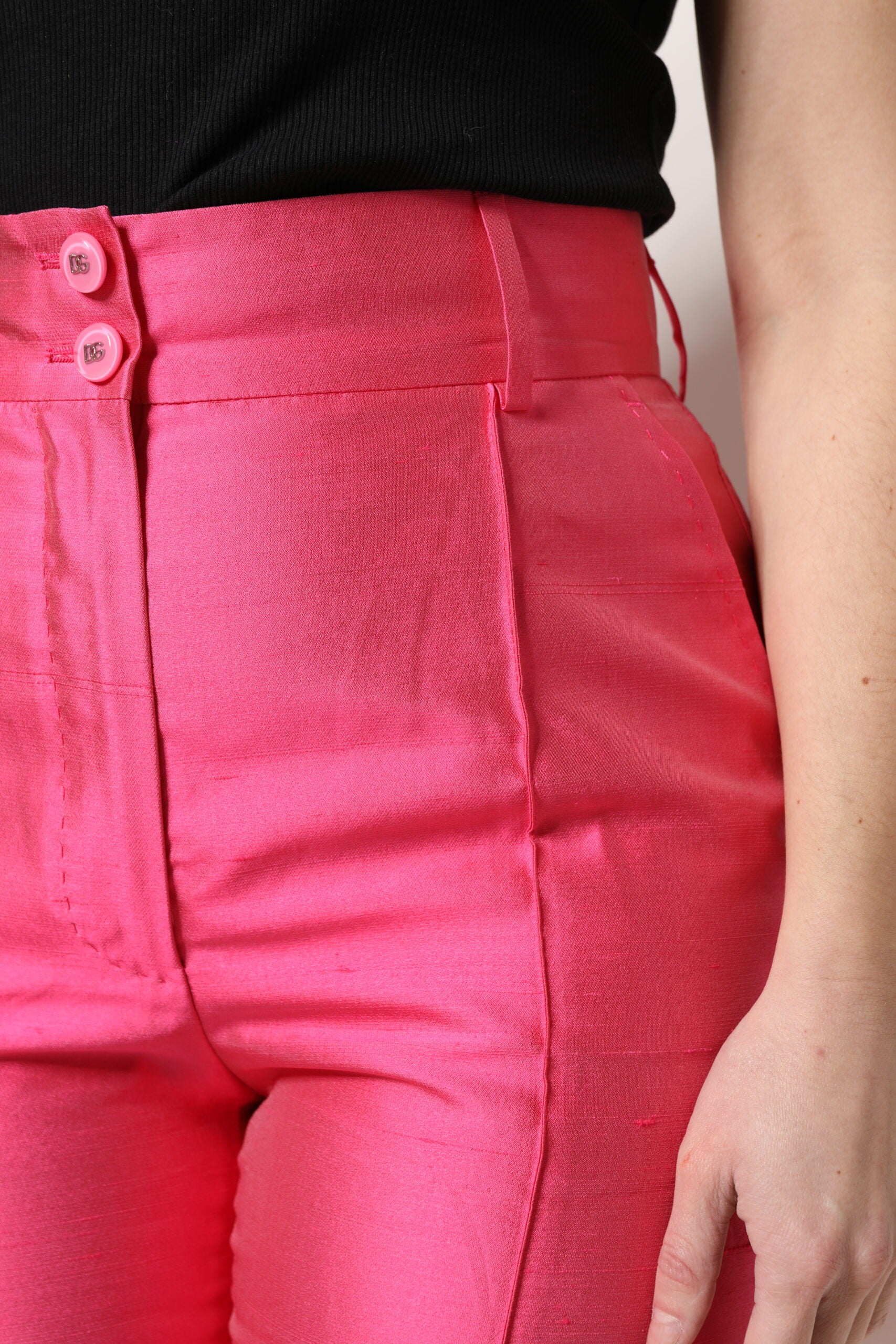 Dolce &amp; Gabbana – Karottenhose aus rosa Seide mit hoher Taille