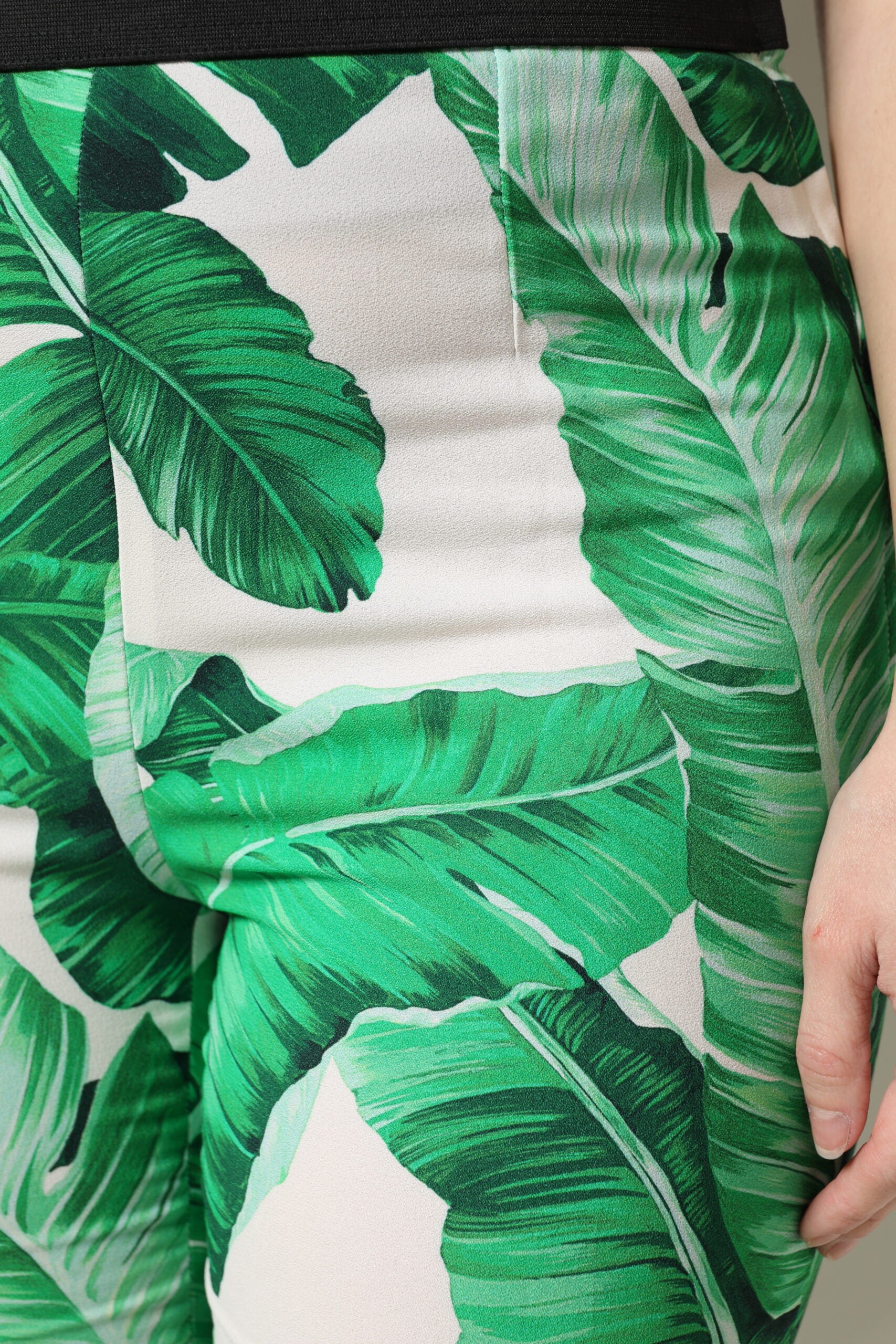 Dolce &amp; Gabbana – Weiße Hose mit grünem Blattmuster und hoher Taille