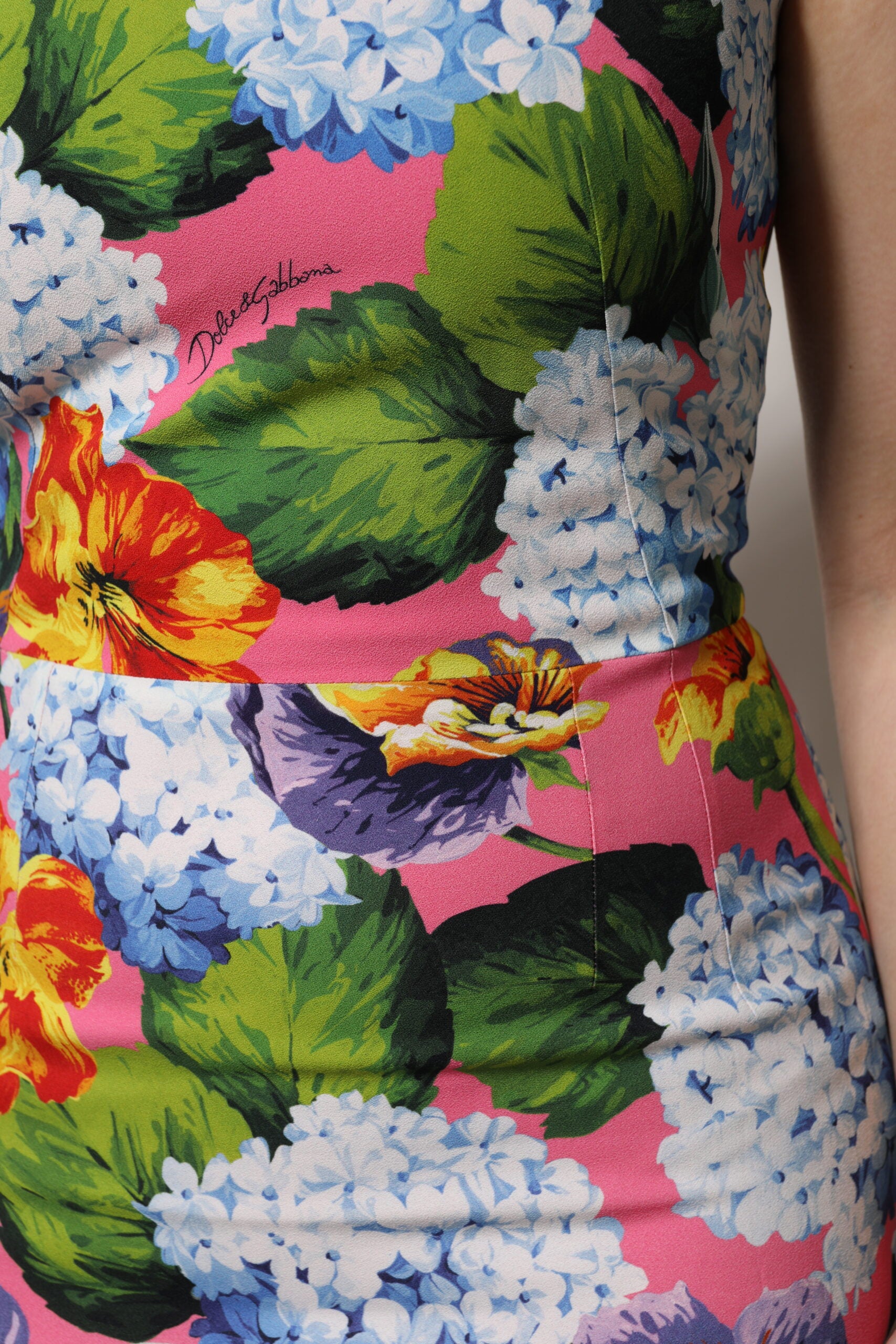 Dolce &amp; Gabbana – Ärmelloses Etuikleid mit mehrfarbigem Blumenmuster