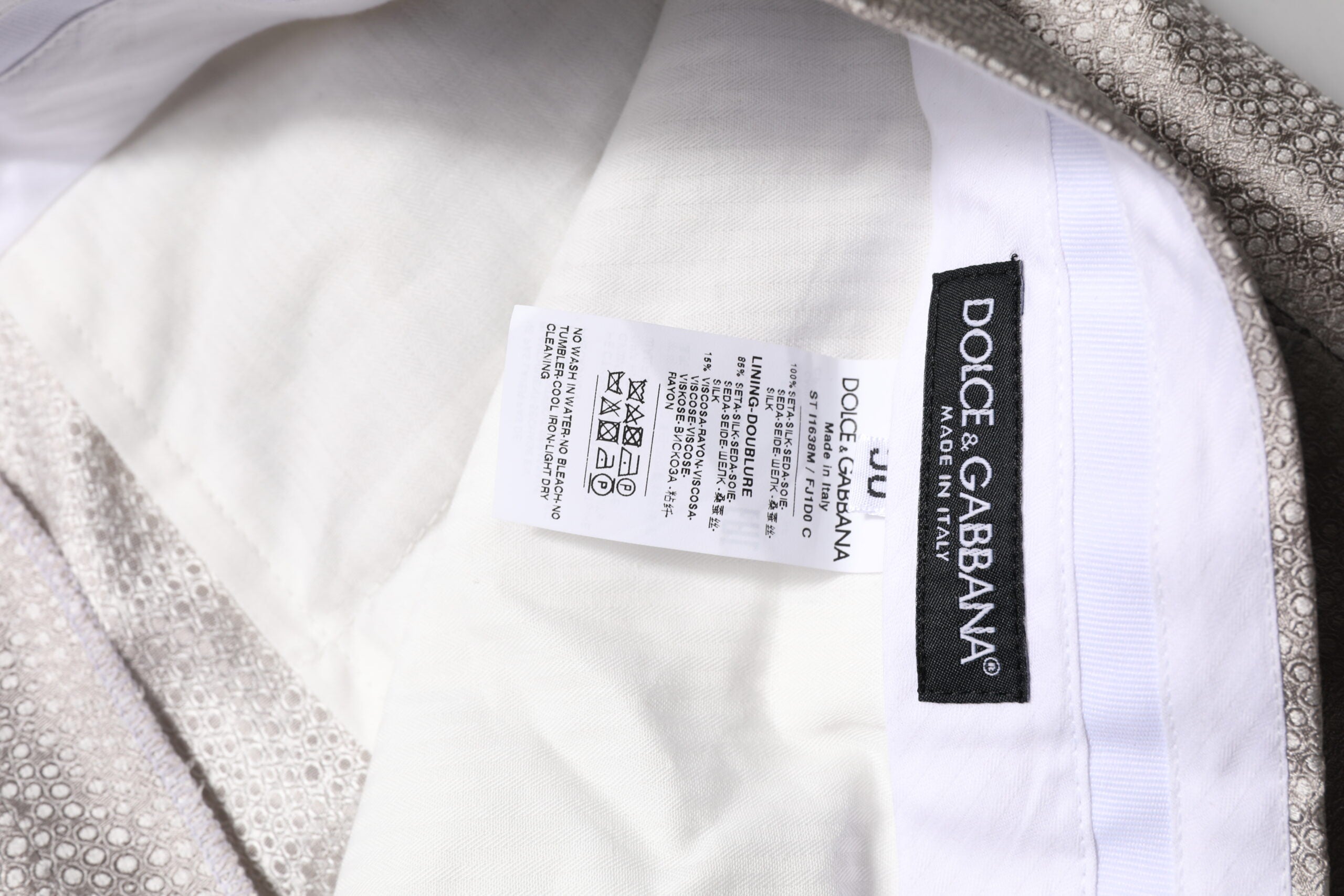 Costum Dolce &amp; Gabbana gri deschis din mătase jacquard cu buline, din două piese