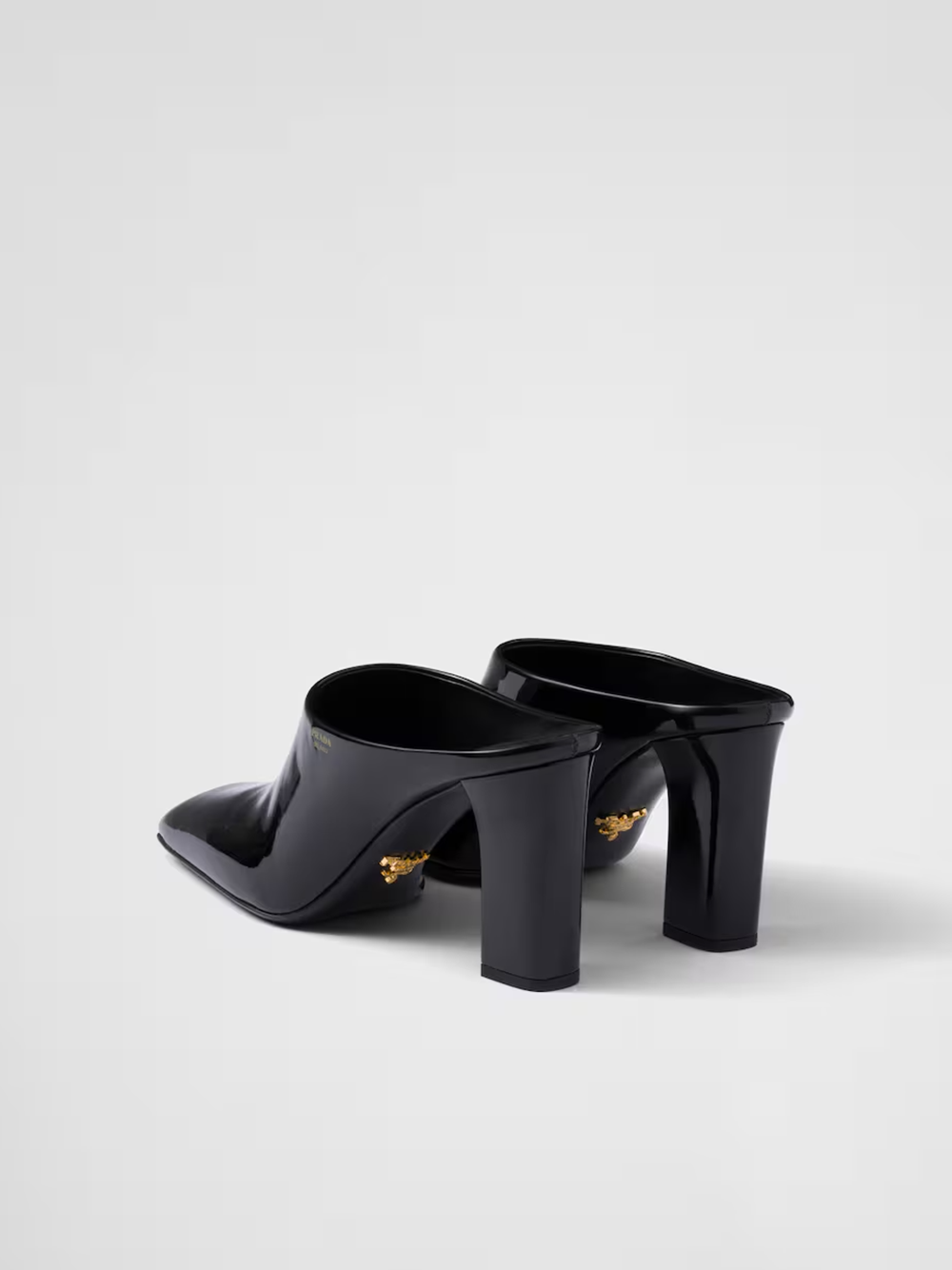 Sandale cu toc din piele lăcuită Prada