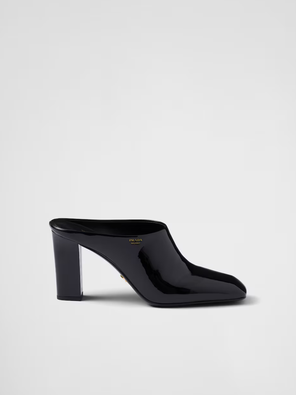 Sandale cu toc din piele lăcuită Prada